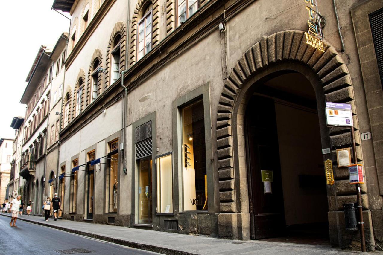 フィレンツェStudio In Tornabuoni Within A Renaissance Buildingアパートメント エクステリア 写真
