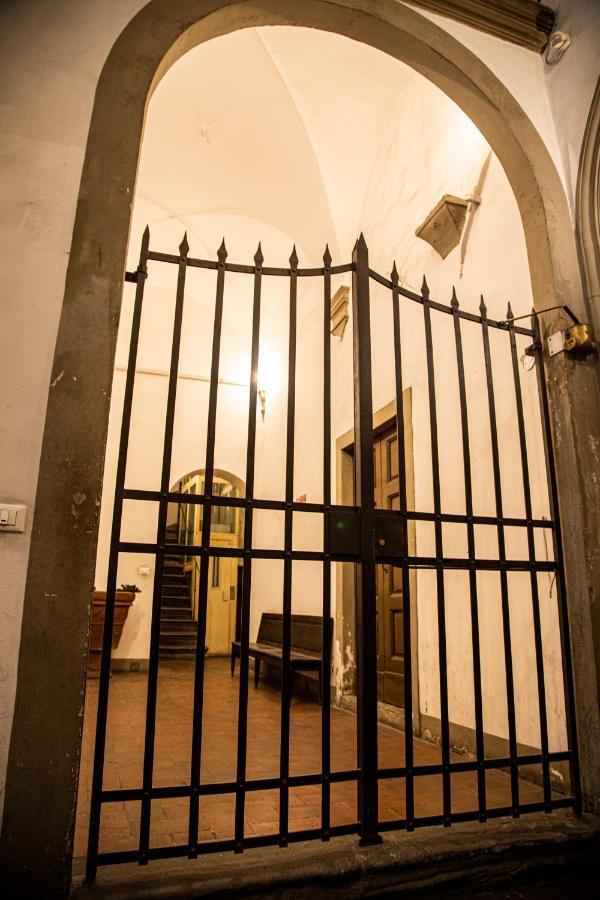 フィレンツェStudio In Tornabuoni Within A Renaissance Buildingアパートメント エクステリア 写真