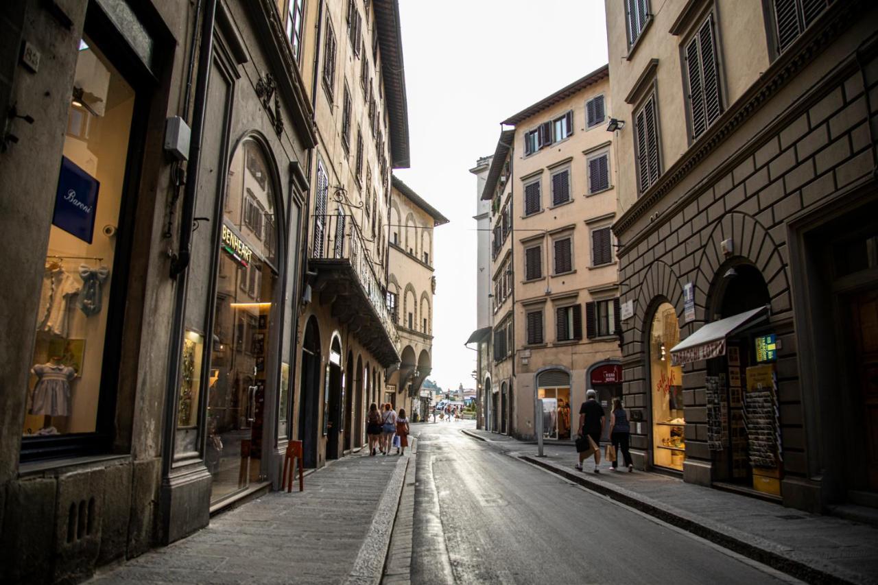 フィレンツェStudio In Tornabuoni Within A Renaissance Buildingアパートメント エクステリア 写真