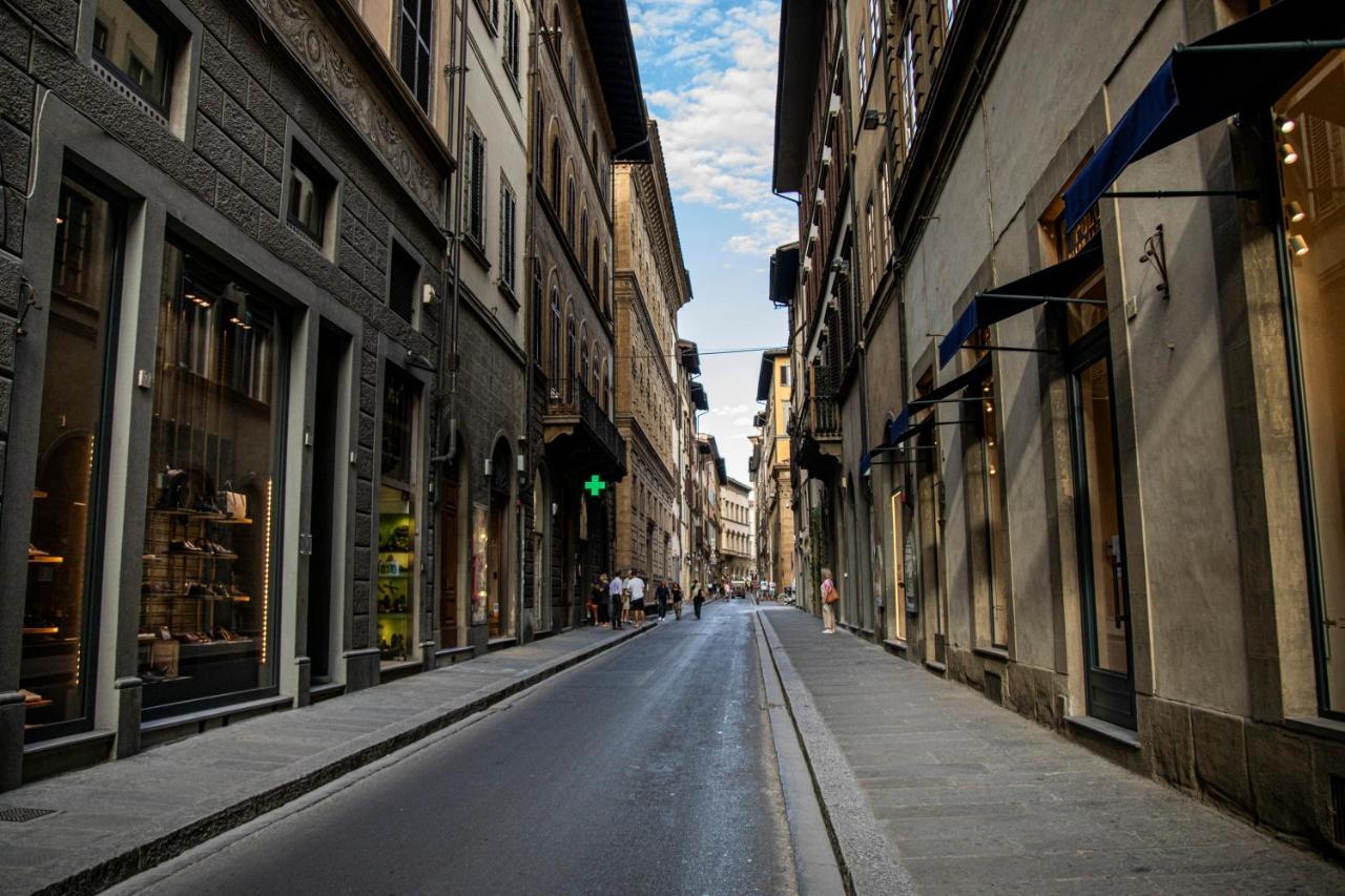 フィレンツェStudio In Tornabuoni Within A Renaissance Buildingアパートメント エクステリア 写真